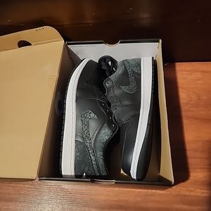 FB9907-001] Mens Nike Retro 1 Low SE 'Black Elephant' Size 10.5